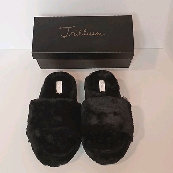 NIB TRILLIUM BLACK FUZZY SLIDES - Picture 1 of 4